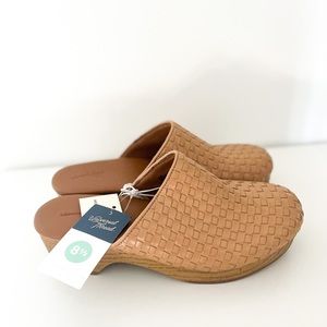 NWT Universal Thread Women’s Light Brown Clogs